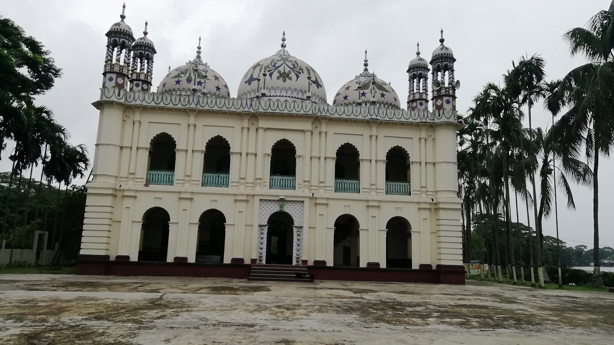 মোগল প্রাসাদের আদলে নির্মিত পাগলা বড় জামে মসজিদের সম্মুখভাগ