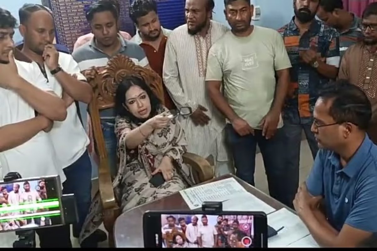 সরাইল থানায় ওসির কক্ষে সংসদ সদস্য রুমিন ফারহানা